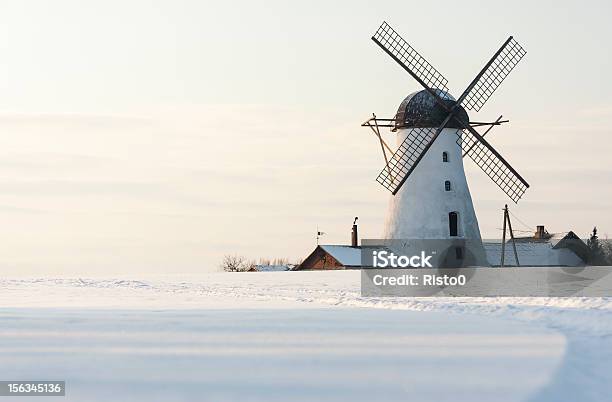 Bianco Vecchio Mulino A Vento In Estonia Di Neve Inverno Giorno - Fotografie stock e altre immagini di Ambientazione esterna