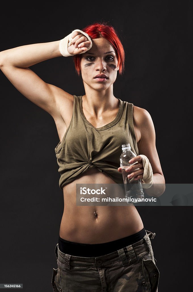 Garota com cabelo vermelho segurando uma garrafa de água - Foto de stock de Bandagem royalty-free