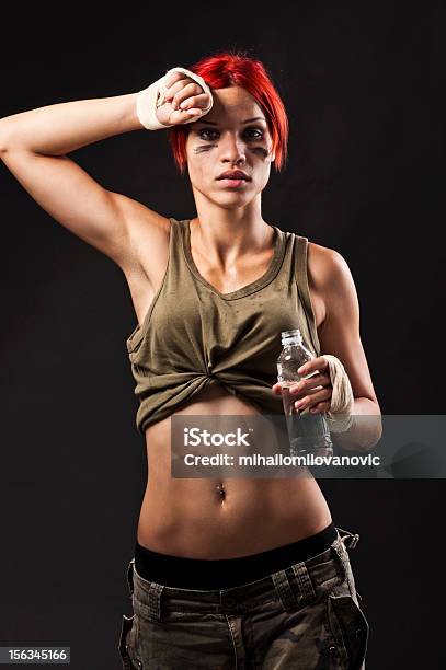 Foto de Garota Com Cabelo Vermelho Segurando Uma Garrafa De Água e mais fotos de stock de Bandagem