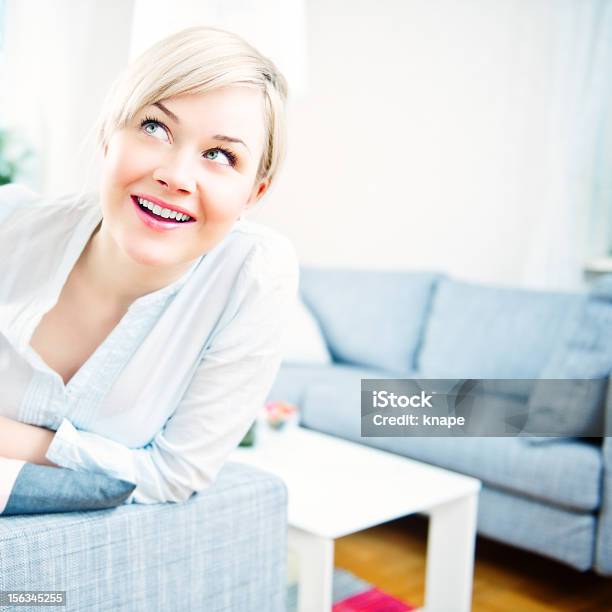 Foto de Mulher Feliz Em Casa e mais fotos de stock de Brilhante - Luminosidade - Brilhante - Luminosidade, Cor Vibrante, Espontânea