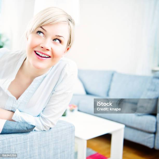 Счастливая Женщина На Дому — стоковые фотографии и другие картинки Гостиная - Гостиная, Естественный, Яркий