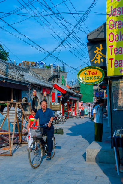 pechino, cina - scena di strada dei vecchi quartieri - hutong, piccolo negozio di generi alimentari sul marciapiede a guanfang hutong, area di strada finanziaria - city urban scene business china foto e immagini stock