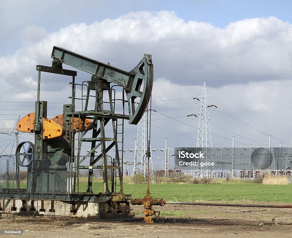 Campo con olio pumpjack - Foto stock royalty-free di Ambientazione esterna