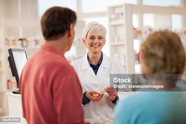 Foto de Farmacêutico Falando Com Os Clientes Para Adultos e mais fotos de stock de Garrafa - Garrafa, Rx, Adulto