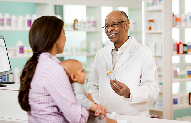 apteka - pharmacy pharmacist smiling pill zdjęcia i obrazy z banku zdjęć