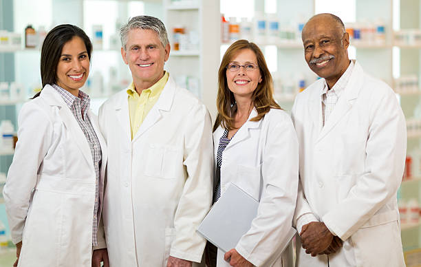 farmacista - healthcare and medicine smiling group of people lab coat foto e immagini stock