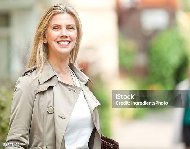 아름다운 웃는 성숙한 굴절률은 Street 매직기 긍정적인 감정 표현에 대한 스톡 사진 및 기타 이미지 - 긍정적인 감정 표현, 노인, 명랑한