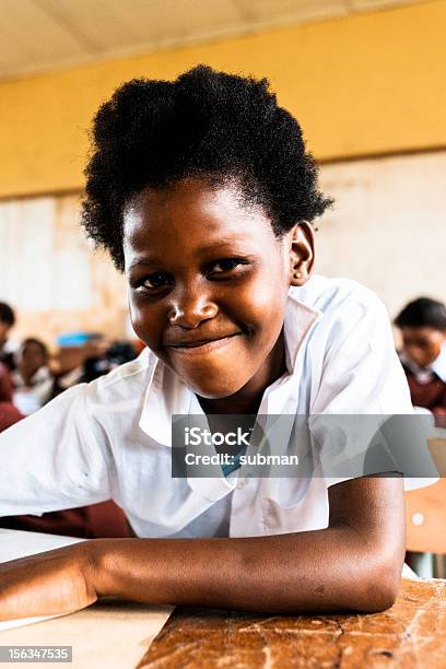 Foto de Pequena Garota Africana Sentada Em Sala De Aula e mais fotos de stock de 8-9 Anos - 8-9 Anos, Afro-americano, Aluna