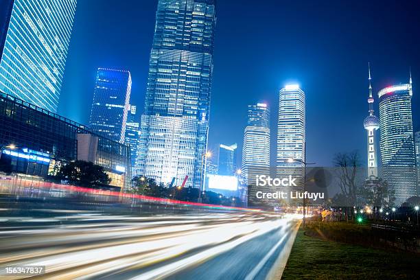 Schnell Bewegliche Autos Bei Nacht Stockfoto und mehr Bilder von Abenddämmerung - Abenddämmerung, Aktivitäten und Sport, Architektur