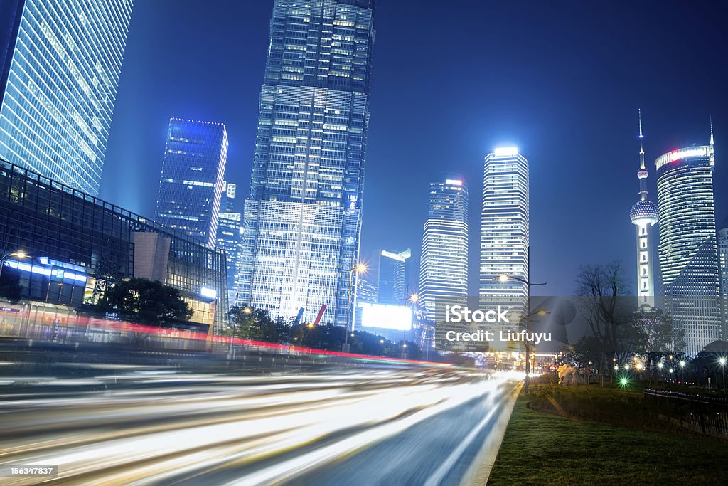 Voiture en mouvement rapide dans la nuit - Photo de Activité libre de droits