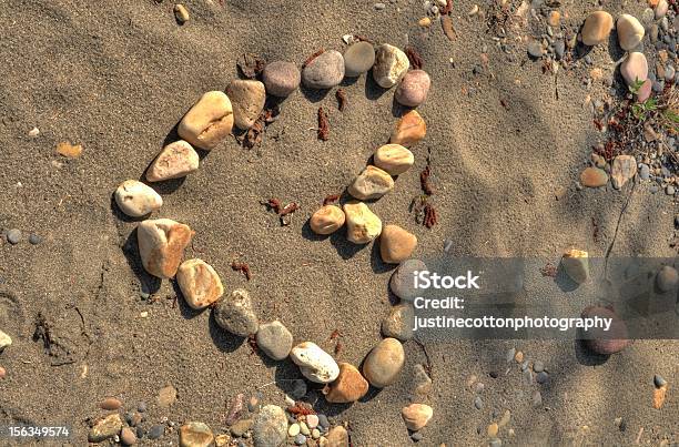 Herzform In Rock On Sand Stockfoto und mehr Bilder von Fels - Fels, Fotografie, Herzform