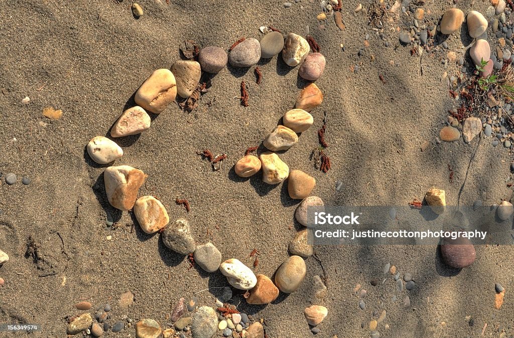 Coração forma de rock na areia - Foto de stock de Amor royalty-free