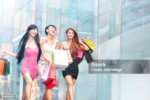 Shopping Insieme - Fotografie stock e altre immagini di Etnia indo-asiatica - Etnia indo-asiatica, Fare spese, Vendita al dettaglio