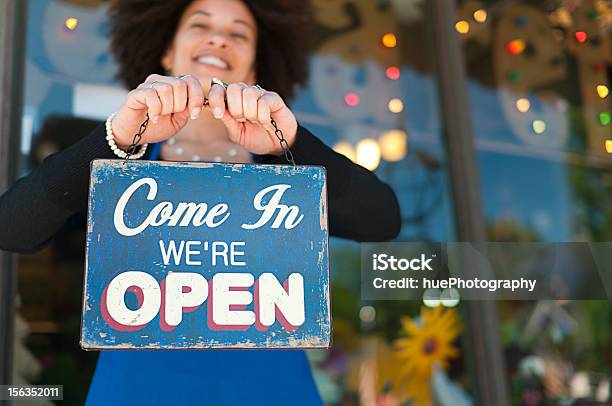 Mujer Con Señal De Abierto Foto de stock y más banco de imágenes de Señal de abierto - Señal de abierto, Negocio, Pequeña empresa