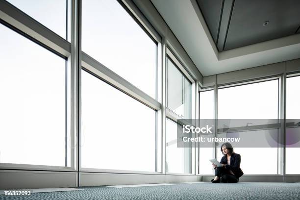 Lone Mujer De Negocios Foto de stock y más banco de imágenes de Oficina - Oficina, Esquina, Adulto