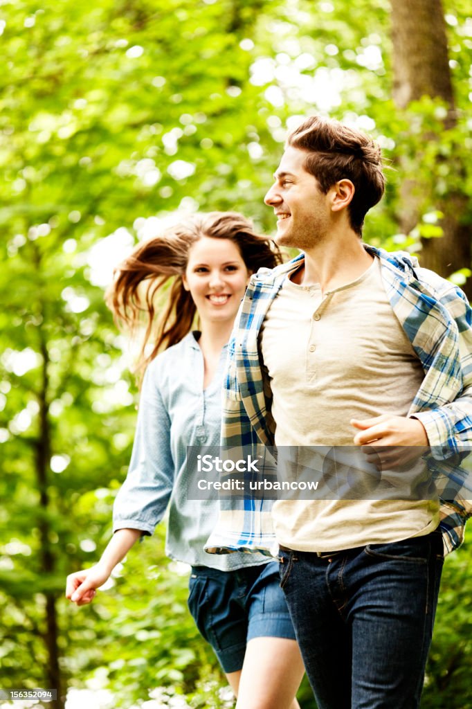 Jovem casal correndo juntos - Foto de stock de Estilo de vida saudável royalty-free