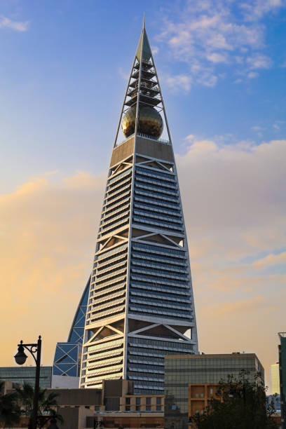 riyadh , arabia saudita - centro città - torre al faysalyah - traffico stradale - kingdom foto e immagini stock
