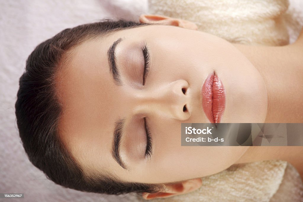 Giovane donna nella spa sloon - Foto stock royalty-free di 20-24 anni