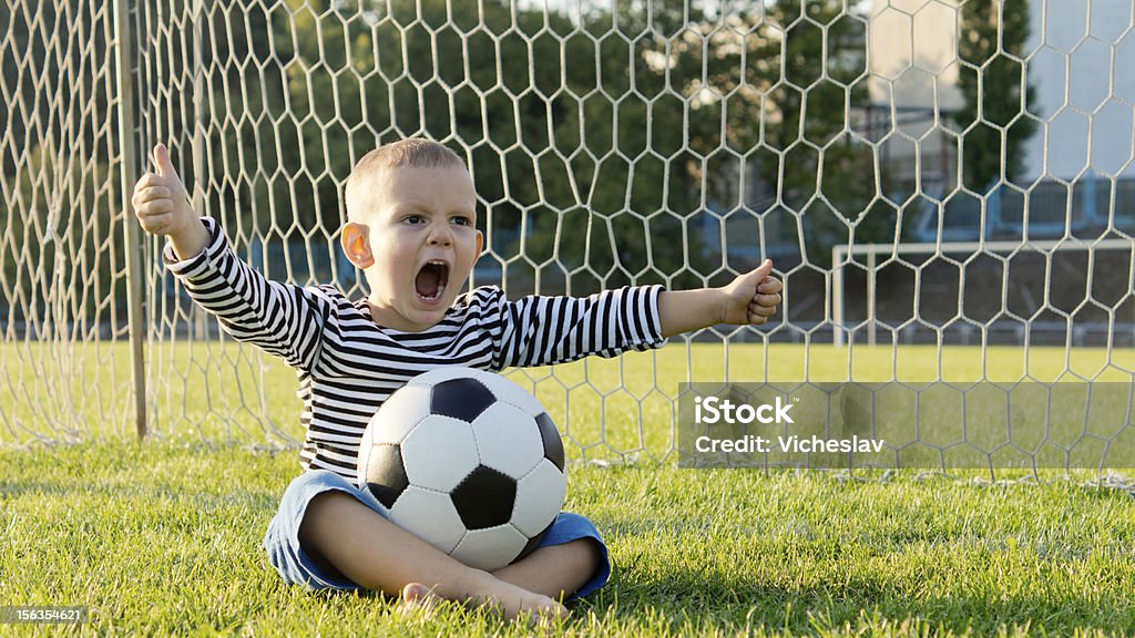 Ragazzino con football - Foto stock royalty-free di Allegro