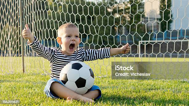 Ragazzino Con Football - Fotografie stock e altre immagini di Allegro - Allegro, Ambientazione esterna, Arto - Parte del corpo