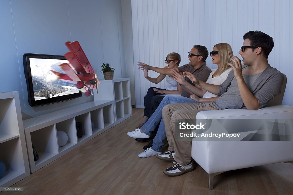 Famiglia guardando la televisione 3D - Foto stock royalty-free di Adulto