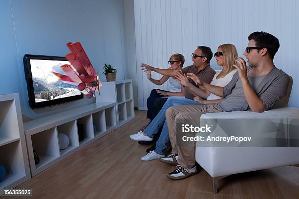 Família Assistir Tv 3d - Fotografias de stock e mais imagens de Adulto - Adulto, Alcançar, Arroba