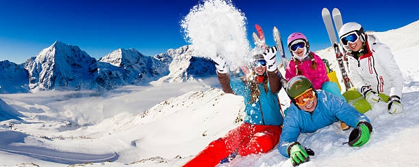 ski en famille jouant avec de la neige - skiing teenager ski wear winter photos et images de collection