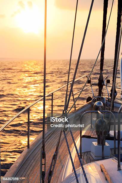 Żeglowanie Jachtami W Kierunku Słońca - zdjęcia stockowe i więcej obrazów Jacht - Jacht, Balustrada - Granica, Brzeg wody