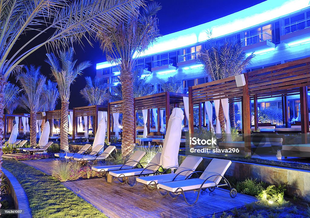 Illuminazione notturna dell'hotel di lusso sul Palm Jumeirah, un'isola artificiale - Foto stock royalty-free di Albergo