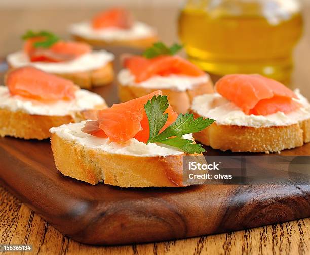 Sandwiches Mit Lachs Stockfoto und mehr Bilder von Bildhintergrund - Bildhintergrund, Braun, Brauner Hintergrund
