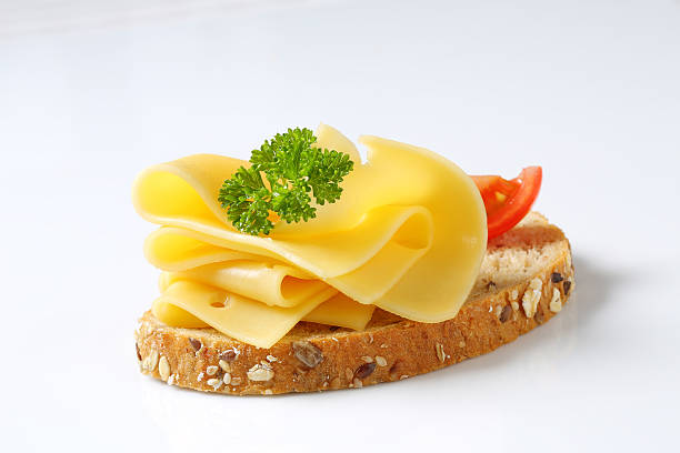 pain avec fromage - yellow cheese thin portion photos et images de collection