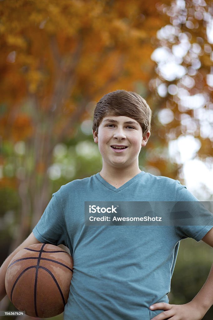 Привлекательные Подросток с Баскетбол - Стоковые фото Активный образ жизни роялти-фри