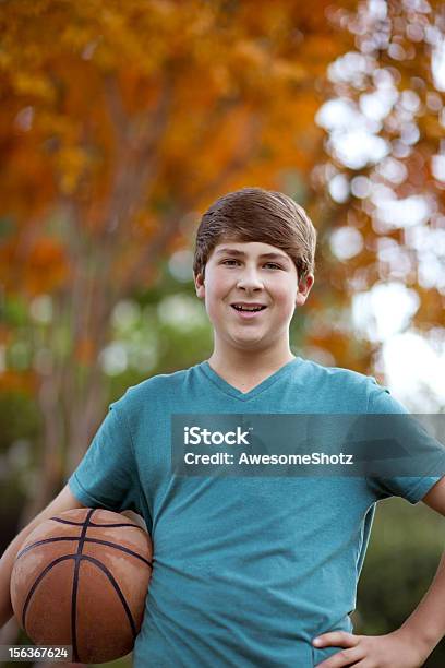 Привлекательные Подросток С Баскетбол — стоковые фотографии и другие картинки Активный образ жизни - Активный образ жизни, Баскетбол, Баскетбольный мяч