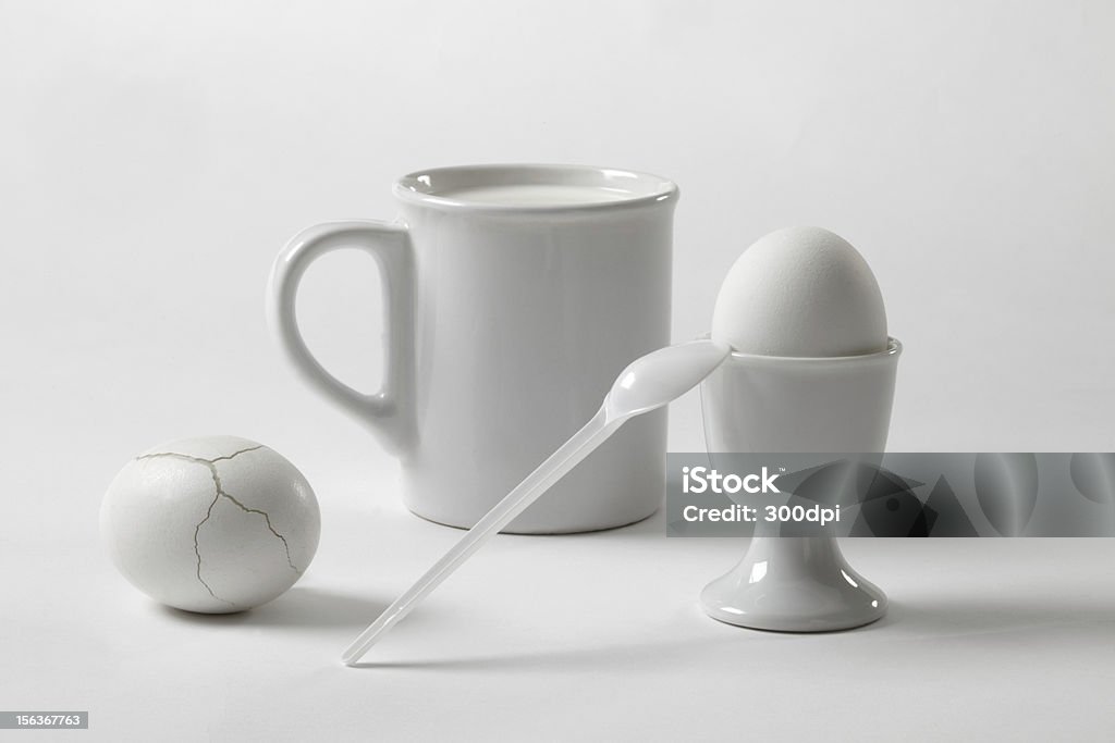Bianco ancora la vita con una tazza e uovo Incrinato - Foto stock royalty-free di Bianco