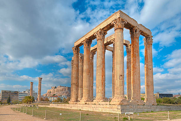 temple of olympian zeus in athen, griechenland - social history minerva past ancient stock-fotos und bilder