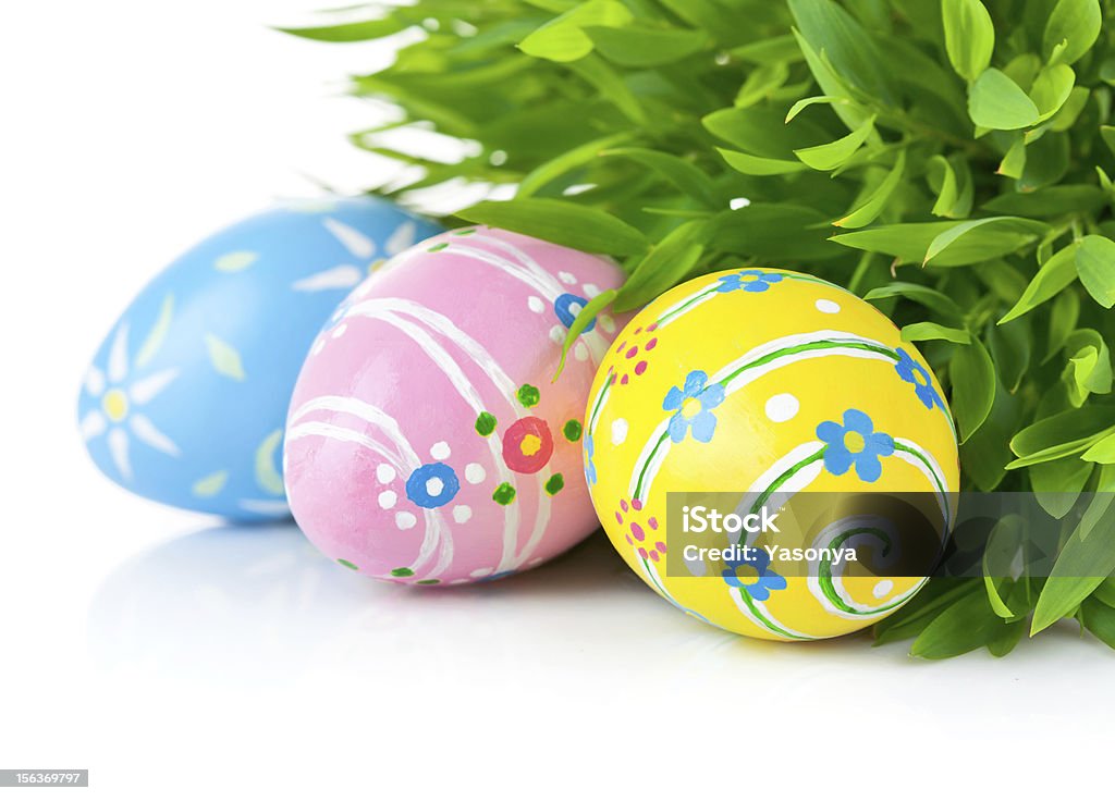 Huevos de Pascua en el verde césped - Foto de stock de Aislante libre de derechos