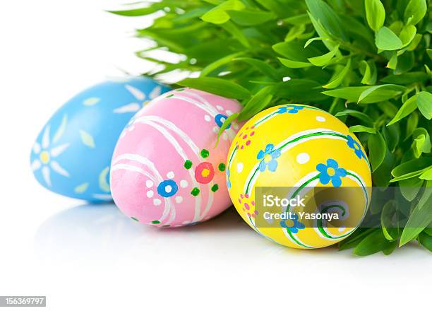 Huevos De Pascua En El Verde Césped Foto de stock y más banco de imágenes de Aislante - Aislante, Amarillo - Color, Blanco - Color