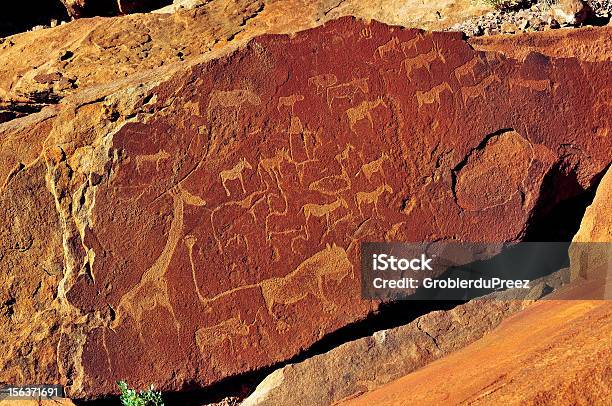 Foto de Pinturas Na Rocha Na Twyfelfontein Namíbia e mais fotos de stock de Twyfelfontein - Twyfelfontein, Pintura rupestre, África