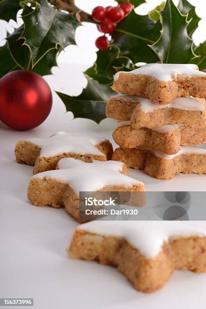 Hollies I Gingerbreads - zdjęcia stockowe i więcej obrazów Lebkuchen - Lebkuchen, Ostrokrzew, Bliskie zbliżenie