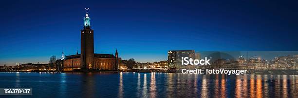 스톡홀름 시 홀에서의 워터프론트 전광식 스웨덴 스톡홀름에 대한 스톡 사진 및 기타 이미지 - 스톡홀름, 노벨상, 밤-하루 시간대