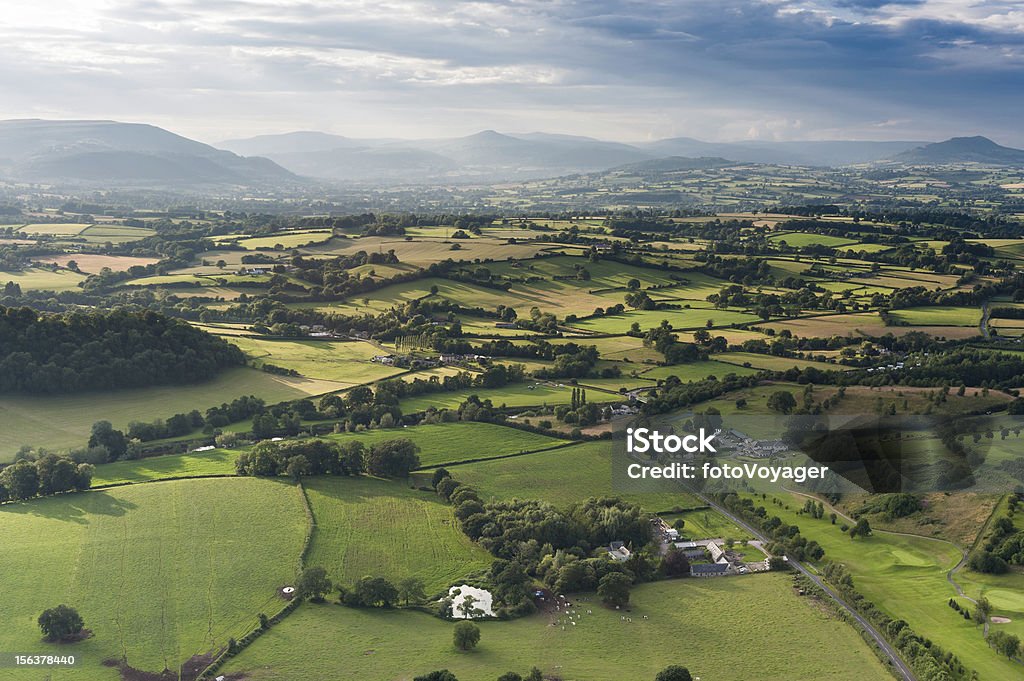 Idílica país meadows montanhas envoltas em brumas paisagem aérea - Foto de stock de País de Gales royalty-free