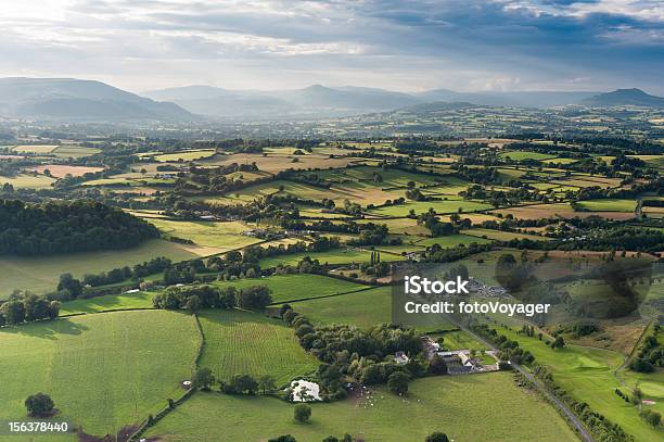 Foto de Idílica País Meadows Montanhas Envoltas Em Brumas Paisagem Aérea e mais fotos de stock de País de Gales