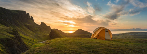 zelt mountain sunrise-dawn auf idyllischen camp panorama - trotternish stock-fotos und bilder