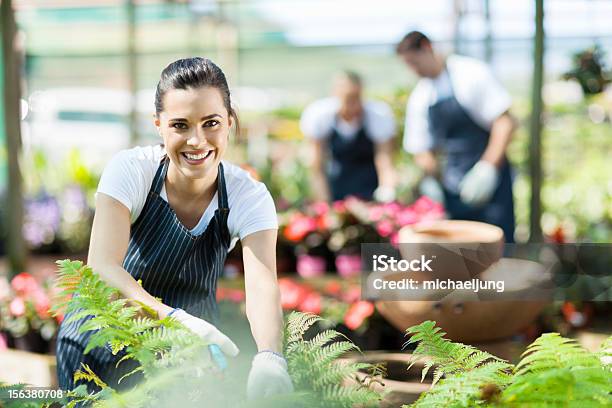 Photo libre de droit de Heureuse Femme Travailleur Pépinière De Parements Plantes banque d'images et plus d'images libres de droit de Adulte