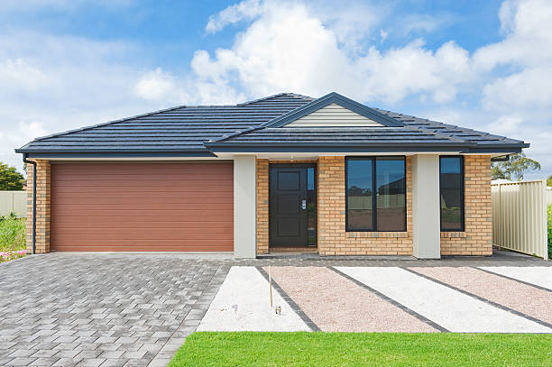 австралийский дом - suburb house garage facade стоковые фото и изображения