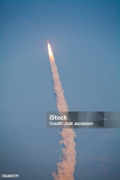 Lanzamiento Del Transbordador Espacial Foto de stock y más banco de imágenes de Desafío - Desafío, Transbordador espacial, Cohete espacial