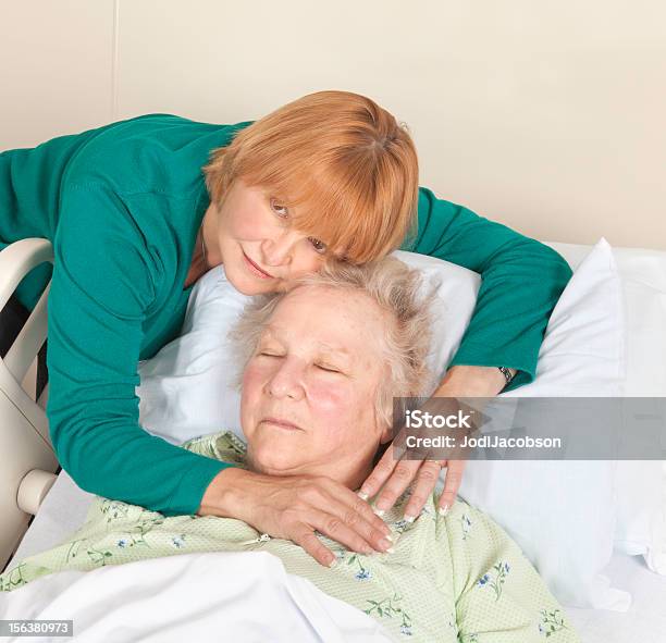 Mucho Cariño La Madre En El Hospital Foto de stock y más banco de imágenes de Adulto - Adulto, Cama, Hija