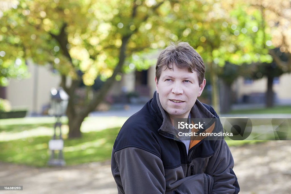 Junger Mann im Herbst park - Lizenzfrei Baum Stock-Foto