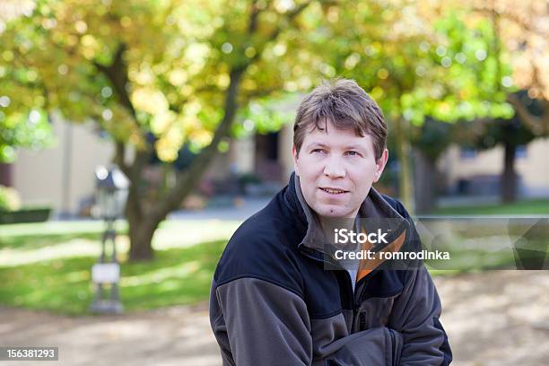 Junger Mann Im Herbst Park Stockfoto und mehr Bilder von Baum - Baum, Blatt - Pflanzenbestandteile, Entspannung