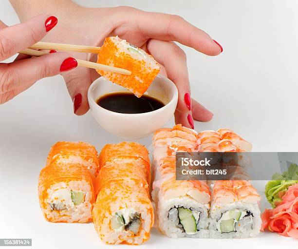 Photo libre de droit de Sushis Sur Chopstick banque d'images et plus d'images libres de droit de Aliment - Aliment, Baguettes chinoises, Cuisine japonaise